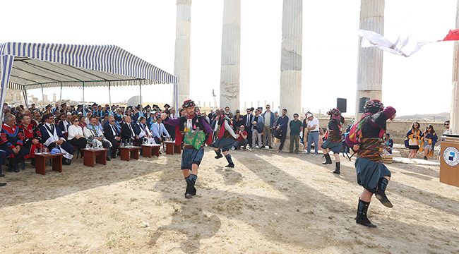 300 ÖĞRENCİ ANTİK KENTTE MEZUN OLDU