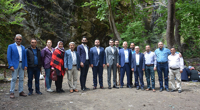 HAYIR YEMEĞİNİ VATANDAŞLARLA YEDİLER