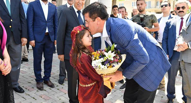 BAKAN ZEYBEKCİ VE VALİ KARAHAN KARNE DAĞITTI