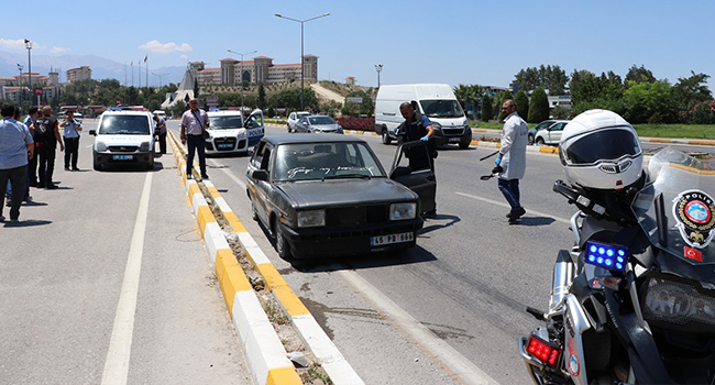 OTOMOBİL SÜRÜCÜSÜ SEKEN MERMİDEN YARALANDI