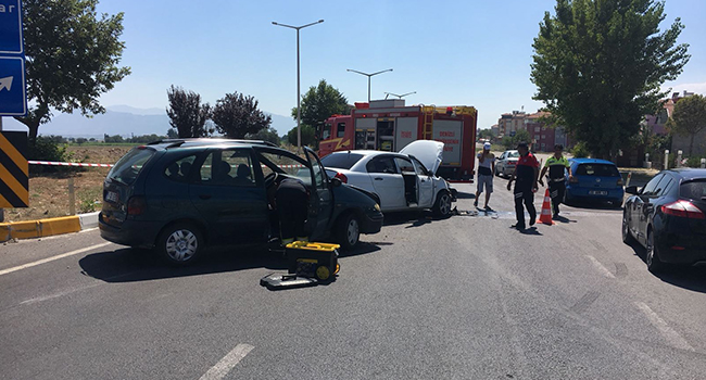 İKİ ARAÇ ÇARPIŞTI 6 YARALI