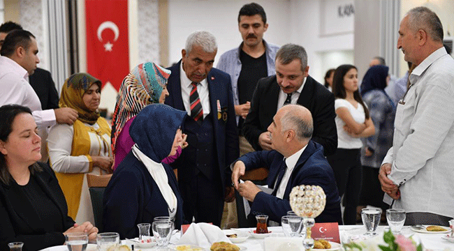 KARAHAN GAZİ VE ŞEHİT YAKINLARINI AĞIRLADI