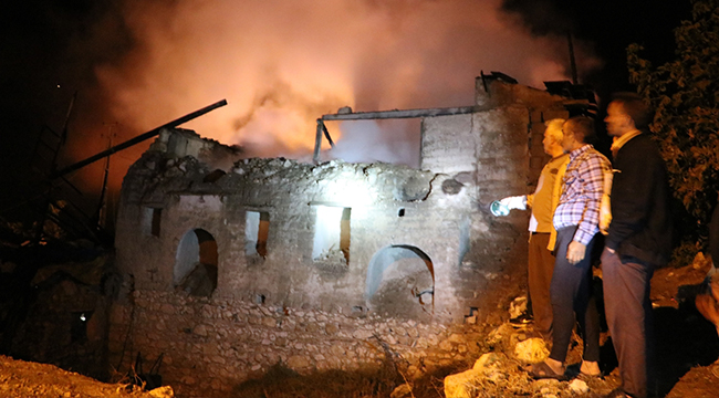 EVİNDE YANGIN ÇIKAN YAŞLI KADIN ÖLDÜ