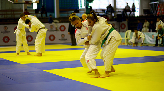 TURNUVAYA 19 İLDEN 392 SPORCU KATILDI