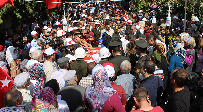 ŞEHİT YAKINLARI BİRBİRLERİNİ TESELLİ ETTİ