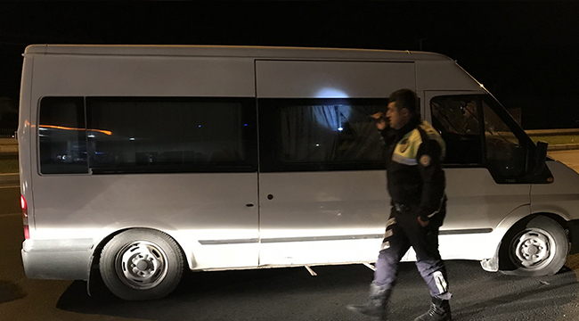 İNŞAAT KALIPLARI ÇALAN 3 HIRSIZ ARACI BIRAKIP KAÇTI