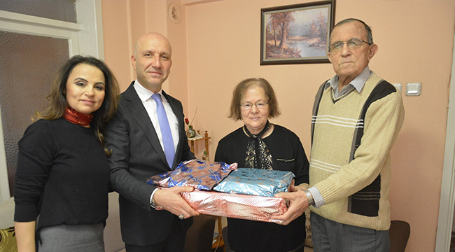 BAŞKAN ÖZBAŞ, ÖĞRETMENİNE 39 YILI HEDİYE ETTİ