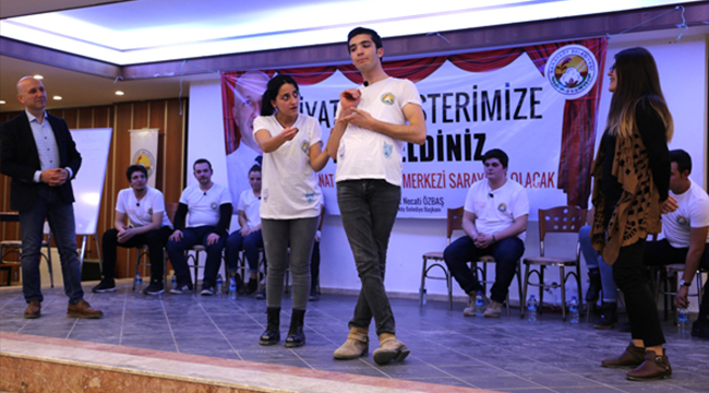 BAŞKAN ÖZBAŞ GENÇLERLE TİYATRO YAPTI