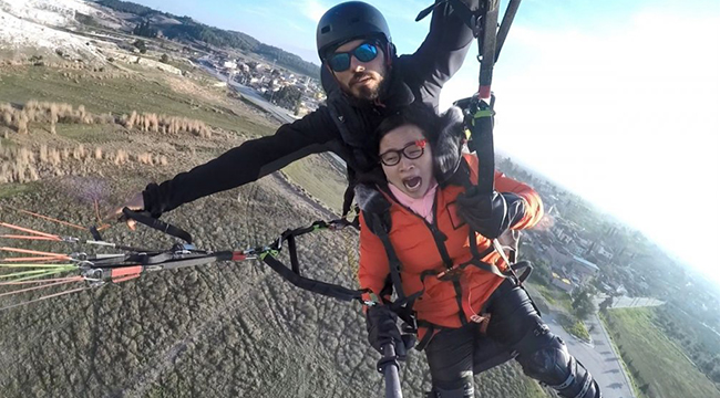 YAMAÇ PARAŞÜTÜYLE ATLADI BAYGINLIK GEÇİRDİ