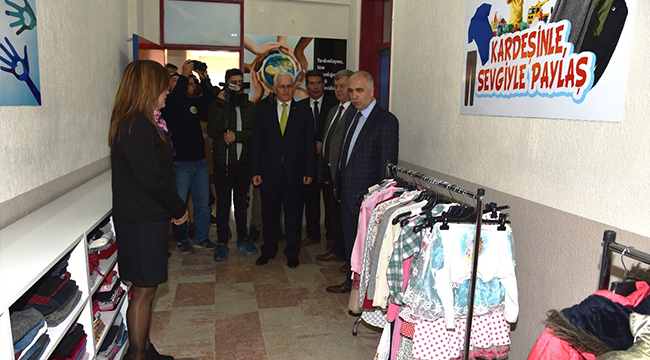 VALİ KARAHAN ÖĞRENCİLERE KARNE DAĞITTI