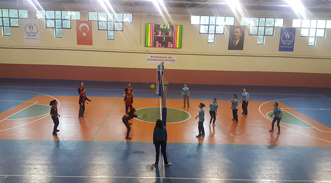 ÇAL’DA VOLEYBOL MÜSABAKALARI BAŞLADI