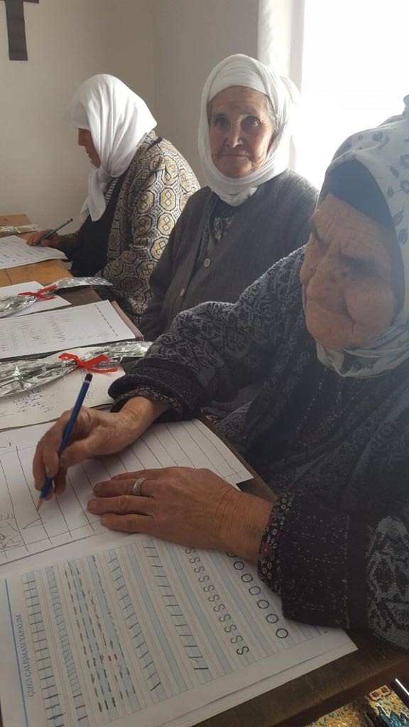 91 YAŞINDA OKUMA-YAZMA ÖĞRENDİ