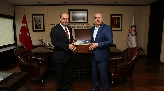 LİDER KİTABINI ZOLAN İÇİN İMZALADI