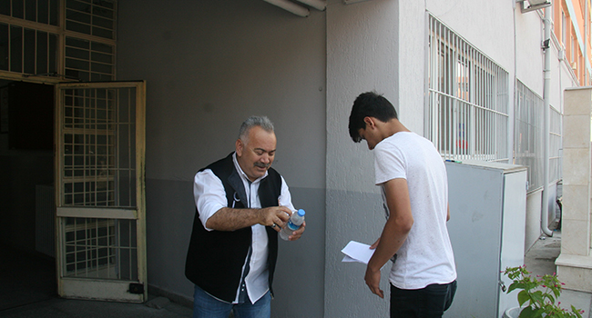 ÜNİVERSİTE ADAYLARI OKULLARA KOŞARAK GELDİ