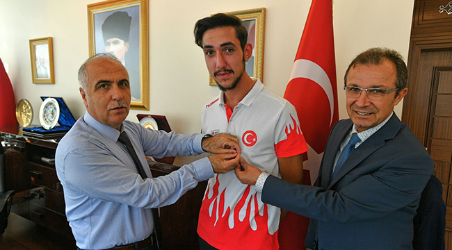 ŞAMPİYON SPORCUYA BİR ALTINDA VALİ KARAHAN’DAN