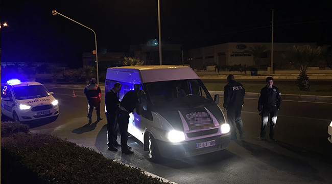 İNŞAAT KALIPLARI ÇALAN 3 HIRSIZ ARACI BIRAKIP KAÇTI