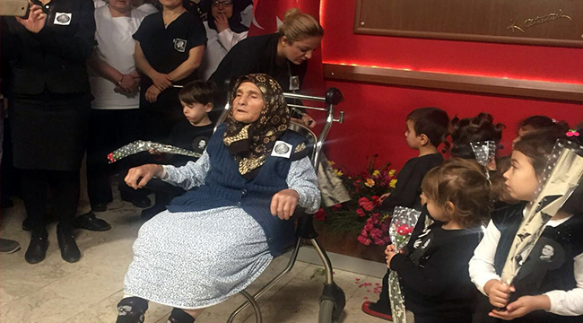 MİNİK ÖĞRENCİLERLE ATATÜRK ŞİİRİ OKUDU