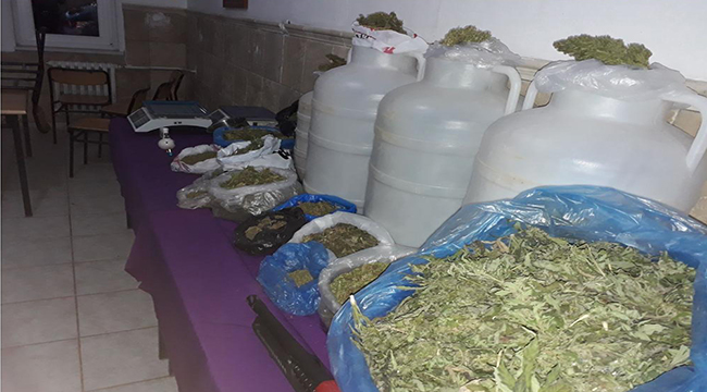 UYUŞTURUCU TACİRLERİ JANDARMADAN KAÇAMADI