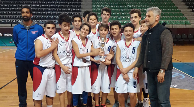 BASKETBOLDA YILDIZLAR KUPALARINI ALDI