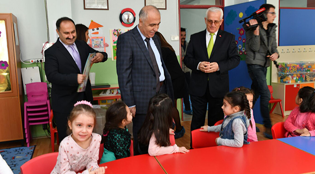 VALİ KARAHAN ÖĞRENCİLERE KARNE DAĞITTI