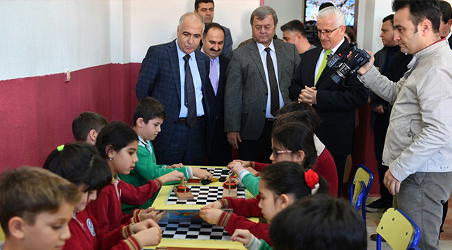 VALİ KARAHAN ÖĞRENCİLERE KARNE DAĞITTI