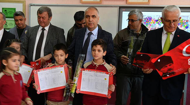 VALİ KARAHAN ÖĞRENCİLERE KARNE DAĞITTI