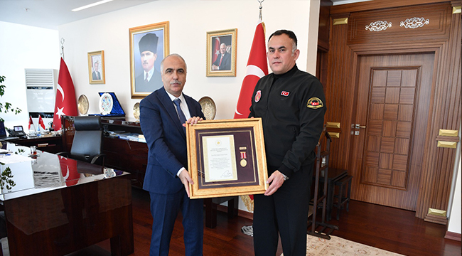 ÖVÜNÇ MADALYALARINI VALİ KARAHAN VERDİ
