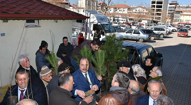 METEOROLOJİ 5. BÖLGE ACIPAYAM'DA FİDAN DAĞITTI