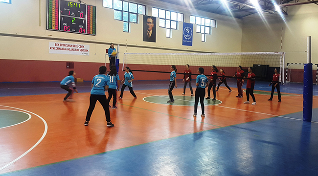 ÇAL’DA VOLEYBOL MÜSABAKALARI BAŞLADI