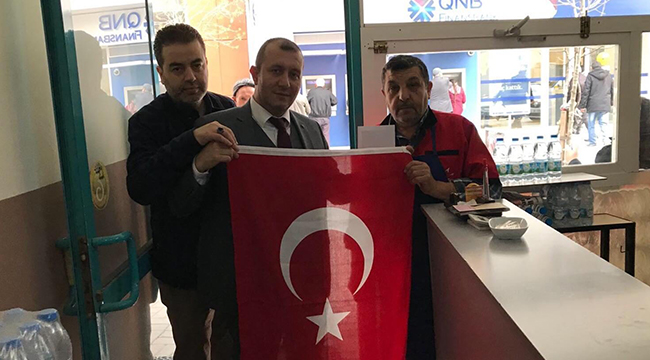 ZEYTİN DALI'NA DESTEK İÇİN BAYRAK DAĞITTILAR