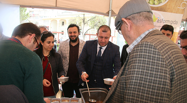 ÜZÜM HOŞAFI VE EKMEK DAĞITTILAR