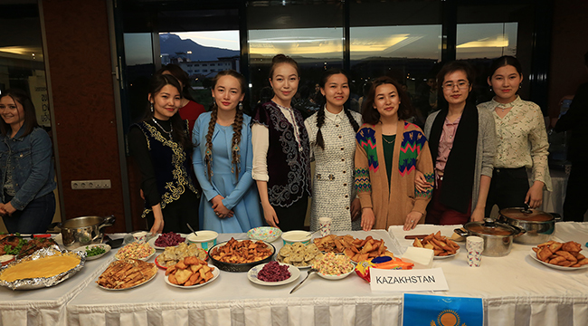 ERASMUS ÖĞRENCİLERİ KÜLTÜREL YEMEKLERİNİ TANITTI