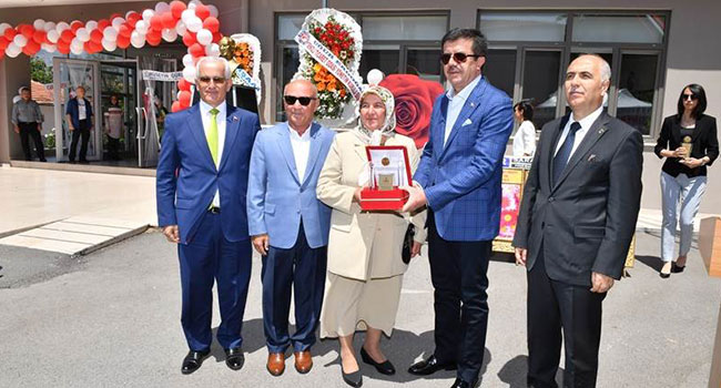 BAKAN ZEYBEKCİ VE VALİ KARAHAN KARNE DAĞITTI