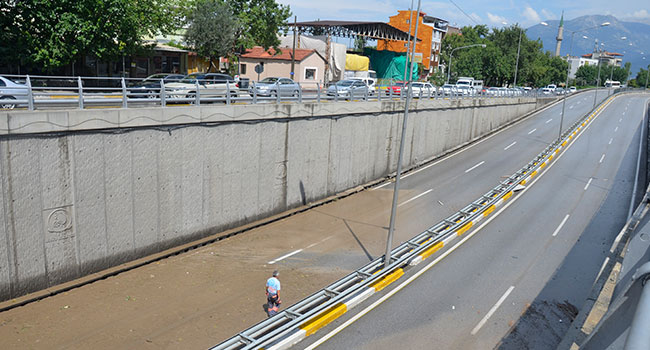 SAĞANAK YAĞMURDAN BAZI ALT GEÇİTLERİ SU BASTI