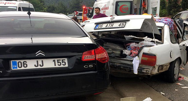 ZİNCİRLEME TRAFİK KAZASI: 1 ÖLÜ, 9 YARALI