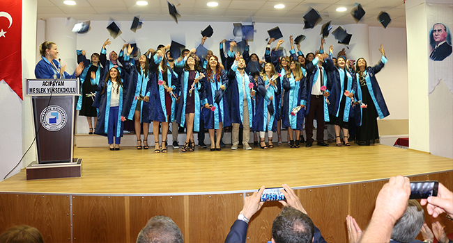 ACIPAYAM MYO 'DA MEZUNİYET SEVİNCİ