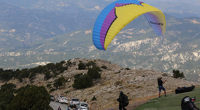 2140 METRE YÜKSEKLİKTEN ATLADILAR