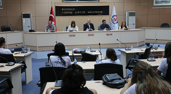 GENÇ MiMARLAR PROJELERİNİ BAŞKAN ZOLAN'A SUNDU