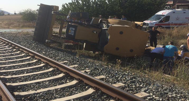 TREN İŞ MAKİNESİNE ÇARPIŞTI: 1 YARALI