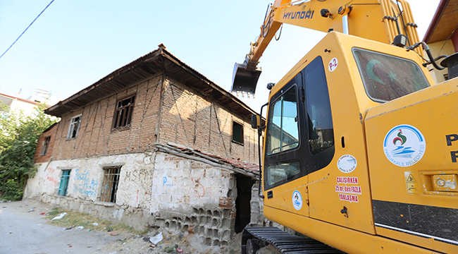 PAMUKKALE’DE METRUK BİNALAR BİR BİR YIKILIYOR