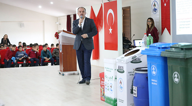 ÖĞRENCİLERE GERİ DÖNÜŞÜMÜN ÖNEMİNİ ANLATTI