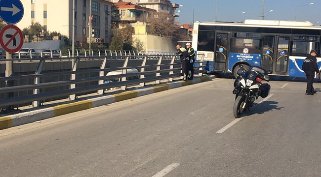 FRENİ BOŞALDI,BARİYERLERE ÇARPTI
