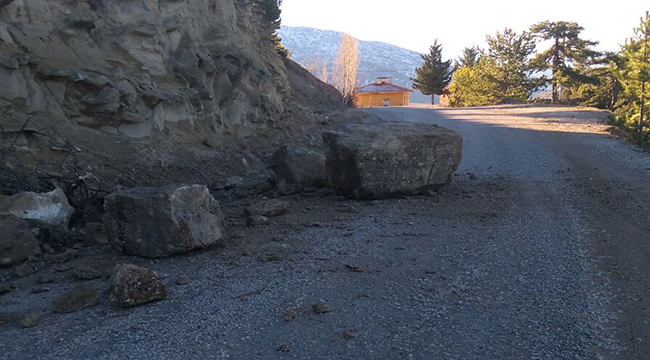 ÇAMELİ'DE YOLA KAYA PARÇALARI DÜŞTÜ