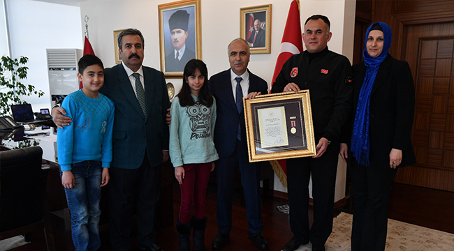 ÖVÜNÇ MADALYALARINI VALİ KARAHAN VERDİ