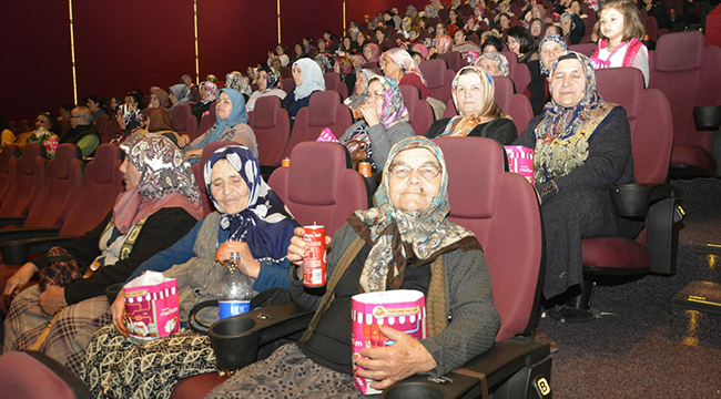 BAŞKAN ÖZBAŞ 800 KADINI SİNEMAYA GÖTÜRDÜ