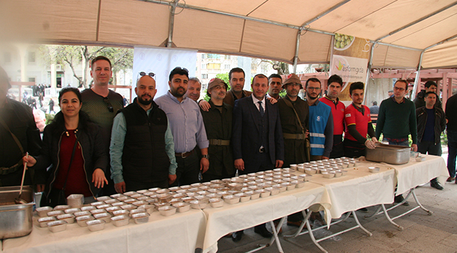 ÜZÜM HOŞAFI VE EKMEK DAĞITTILAR