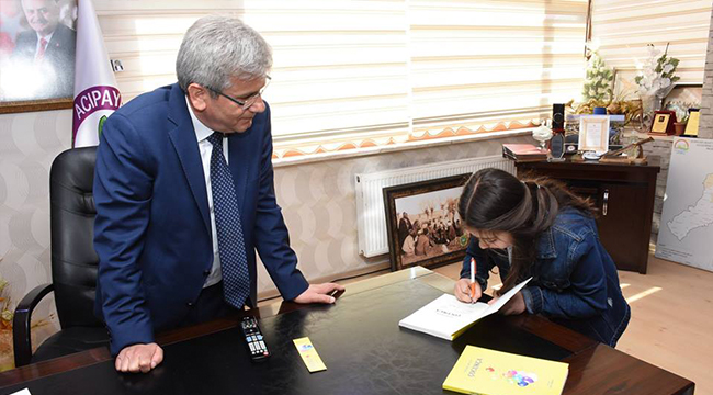 KÜÇÜK YAZARLAR KİTAPLARINI İMZALADILAR