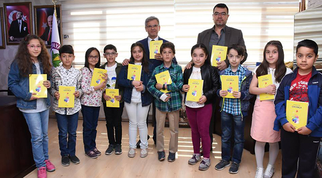 KÜÇÜK YAZARLAR KİTAPLARINI İMZALADILAR
