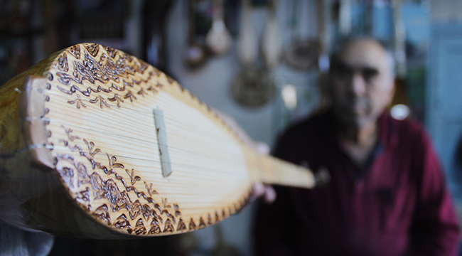 YARIM ASIRDIR ÜÇ TELLİ BAĞLAMA İLE YAŞIYOR