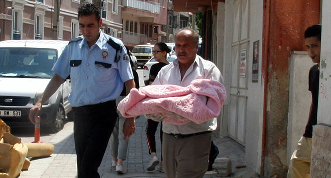 İRAN ASILLI BEBEK YATAĞINDA ÖLÜ BULUNDU